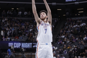 没人能对得上！切特统治攻防 13中10爆砍30+14+5+2+4！_24直播网