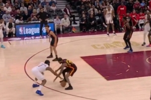 体力不敷了！哈登要害时刻炒菜运球翻锅 亚历山大-沃克笑纳打还击_24直播网