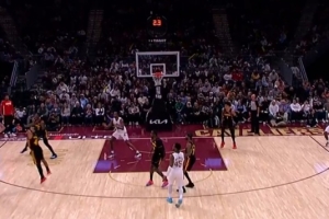 太凶了！米切尔强攻库明加得分&助攻斯特鲁斯掷中压哨三分球_24直播网