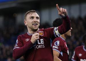 西汉姆队长鲍文给老店主赫里福德捐钱修缮球场草坪：我想回馈社区_24直播网