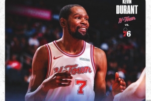 轰下全场最高29特殊加7板5助！火箭晒杜兰特数据海报 KD面带笑意_24直播网