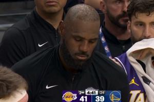 不知足。。。。。〔祭誓岱智虬偈 詹姆斯在替补席垂头丧气连连摇头_24直播网