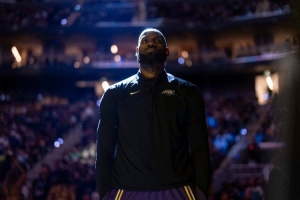 解说：41岁詹姆斯今天体现完善 艾顿苏醒是湖人的重大利好_24直播网