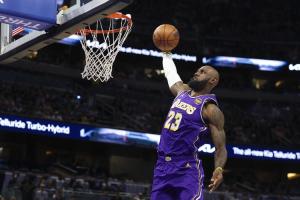 詹姆斯：今天我们带着必胜心态上场 赛程不会停歇明天还要打太阳_24直播网