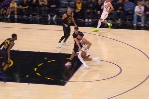 很清洁！拉拉维亚切球被吹犯规 湖人挑战乐成作废犯规拿回球权_24直播网