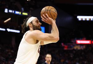 季后赛可别这样！斯特鲁斯9中1&三分4中0仅拿2分4板 4犯规_24直播网