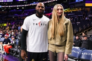 这大长腿！湖人官推晒照：詹姆斯和卡梅隆·布林克场边合影_24直播网