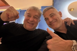 世体：拉波尔塔和助手庆；；；；；；事肀韭植豢，，，，，，助手在社媒晒出两人合影_24直播网