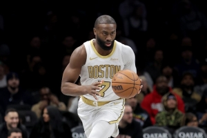 稍微出出汗！杰伦·布朗13中8&三分3中2砍23分 罚球7中5&有7失误_24直播网