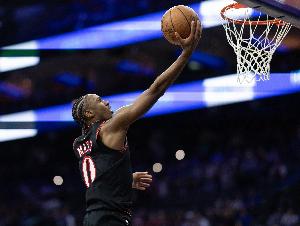 外线10中1但不延误得分！马克西两分球18中10砍32分8板5助2断_24直播网