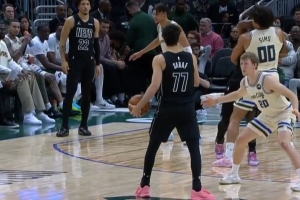 打急眼了！利德尔支肘+推搡希姆斯&双方冲突 前者二级恶意被驱逐_24直播网