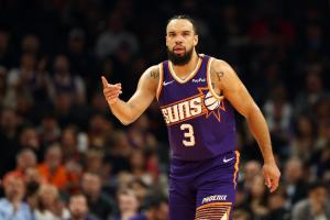 身陷犯规贫困！狄龙14中5得12分2板 正负值-17没啥施展_24直播网