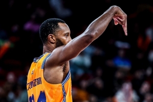 很钦佩卢伟指导的用兵 弗格状态好就一直用他 上海最具冠军相_24直播网