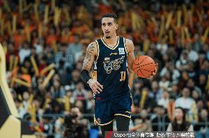 双外助发力！广东双外助奎因&麦考尔半场均打满20分钟合砍31分_24直播网