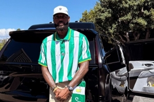 詹姆斯晒上身耐克联名服装照：高尔夫巨匠赛周日！祝列位好运！_24直播网