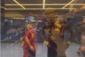 诺坎普VIP区域可透过玻璃寓目球员通道，，，，，，亚马尔与朋侪打招呼_24直播网