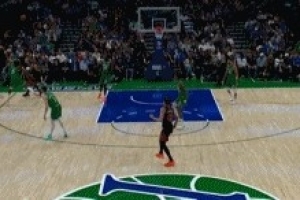 危险行动！AJ·约翰逊扑防麦克朗被认定垫脚 吹一级恶意犯规_24直播网