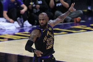 老而弥坚！詹姆斯湖人生涯第9次中选周最佳球员_24直播网