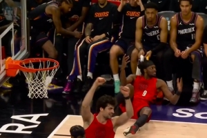 太刺激了！格兰特外线开火 三分掷中资助开拓者反超太阳1分_24直播网