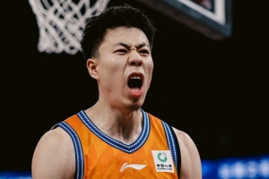 能攻善守！张镇麟送全场最高5抢断平广州全队 另14中7拿14分2助_24直播网