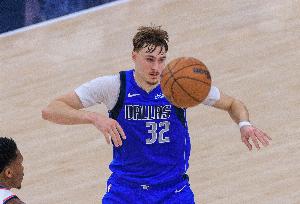 弗拉格单赛季得分篮板助攻三项数据领跑全队 创历史最年轻纪录_24直播网