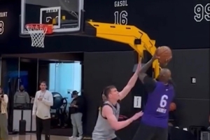 湖人备战季后赛训练集锦：詹姆斯翻死后仰 肯纳德压哨强投三分_24直播网