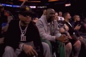 大牌来了！76人名宿艾弗森来到现场观战附加赛_24直播网