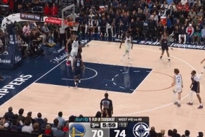 这一幕？？？追梦掩护发力撞倒小琼斯后库里中投掷中 裁判没有体现_24直播网