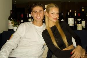 费尔明为女友甜蜜庆生，，，，晒出多张合照并批注_24直播网