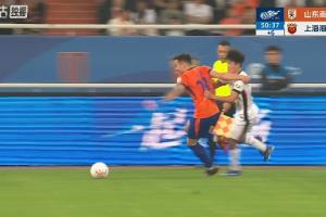 杨希人球分过被阿尔瓦罗拉倒，，裁判向阿尔瓦罗出示黄牌_24直播网
