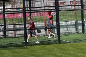 忙里偷闲！孔帕尼和弗罗因德今日训练后组队举行板式网球双打角逐_24直播网