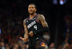 你看他还在进！杰伦·格林拆炸弹 超远三分空心掷中&个人第7记！_24直播网