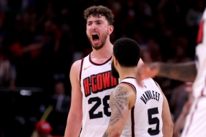 范弗里特玩笑：我说过会把申京喂玉成明星 但现在他还没给我买表_24直播网