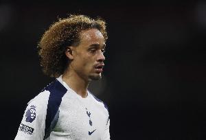 泰晤士报：西蒙斯在左中场体现不佳，，，德泽尔比需让他展现出创立力_24直播网