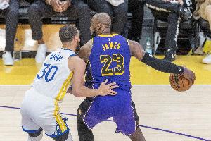 湖人自媒体：38岁库里在附加赛被镌汰 38岁LBJ在季后赛镌汰库里_24直播网