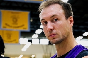 47.8%！肯纳德在训练中接受本赛季同盟第一三分掷中率奖杯_24直播网