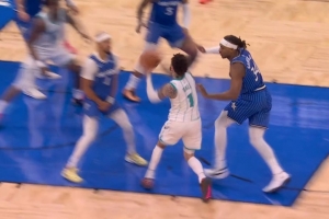 完全落入魔术陷阱！拉梅洛·鲍尔突破再次被造进攻犯规_24直播网