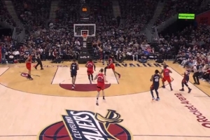 挺身而出！米切尔三分轰进 抢断后不看人妙传助斯特鲁斯压哨掷中_24直播网