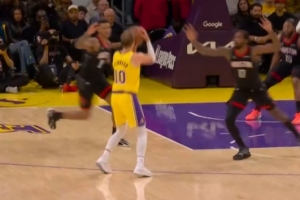 赶忙点烟！肯纳德突破未果直接拉出来再中三分球打停 分差16分_24直播网