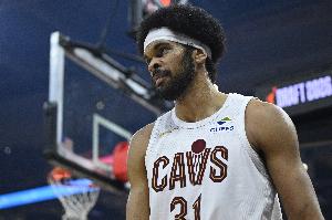 扣爽了！贾勒特·阿伦半场5中3 获得6分5篮板1抢断_24直播网