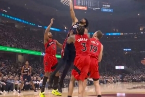 扣嗨了！阿伦弧顶变向过掉珀尔特尔 杀进篮下完成隔扣_24直播网