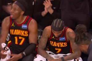 打回悬念！杰伦·约翰逊和亚历山大-沃克三分掷中 老鹰11-0攻击波_24直播网