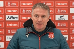 雷克瑟姆主帅谈冲超：不会将附加赛名额拱手让人，，，，要坚持这种势头_24直播网