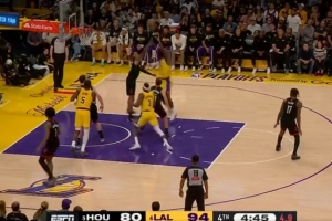 左撇子确实有用！詹姆斯强推小贾巴里·史女士 转身左手勾手掷中_24直播网