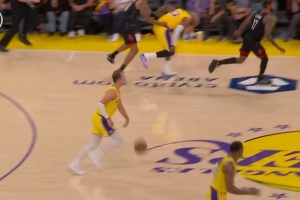 拼挺凶！小贾巴里·史女士和詹姆斯相撞 拉拽后者被吹转换犯规_24直播网