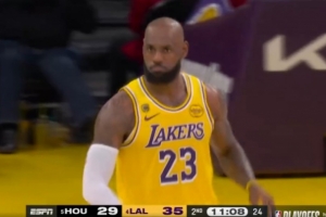 手热！詹姆斯中投空心掷中 率队牢牢占有场上自动_24直播网