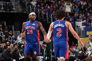 上强度追分！斯图尔特迎面血帽班凯罗扣篮&坎宁安扣篮打停魔术_24直播网