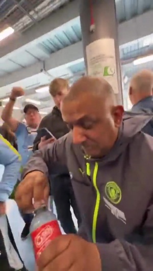 庆祝停不下来！“水瓶哥”赛后舞蹈庆祝，，比划枪手向水瓶里落泪_24直播网