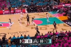 连珠炮！瓦塞尔外线开炮连中2记三分 助马刺重获两位数领先_24直播网