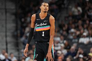 伟大的最先！文班亚马季后赛首秀就砍下35+5三分 历史首人_24直播网